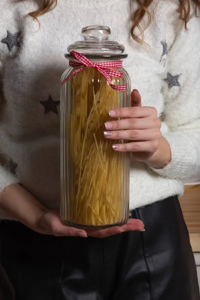 Женщина держит бутылку с спагетти — стоковое фото
