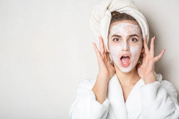 Sorprendida modelo morena con crema hidratante máscara y baño t —  Fotos de Stock