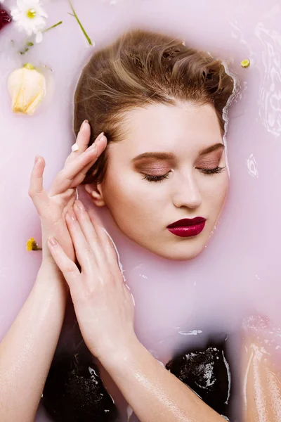 Mulher loira bonita com maquiagem perfeita relaxante no banho com — Fotografia de Stock