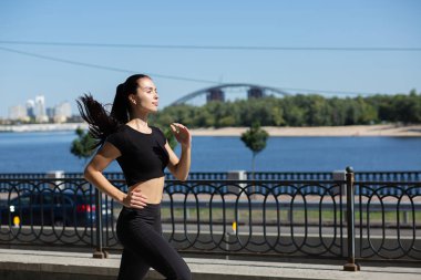 Köprü Nehri yakınında çalışan sportif esmer modeli. Girintili