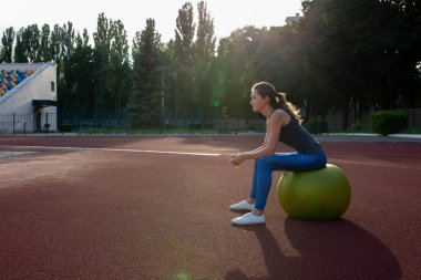 Fit Ball Stadı nda oturan çekici ince kız. 