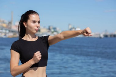 Güçlü atletik kız eğitim kutusunu Nehri yakınında. T için alan