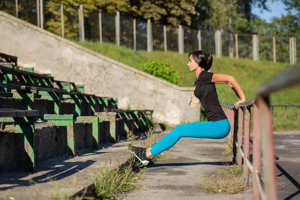 Adorable atleta bronceada haciendo ejercicio en el estadio. Spac — Foto de Stock