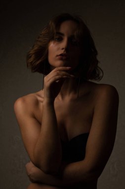 Şık esmer modeli ile kıvırcık saç giyen sütyen poz Wi