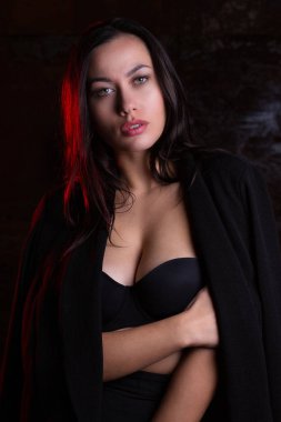 Siyah iç çamaşırı giyen muhteşem esmer kız kırmızı Li ile poz