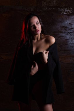 Stüdyo çekim bu Glamour esmer kadın giyen iç çamaşırı ve ceket