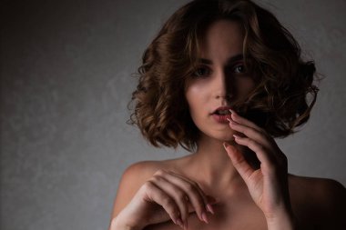 Muhteşem esmer modeli kıvırcık saç p ile portre