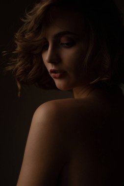 Kıvırcık saçlı ve çıplak omuzlar Posi ile muhteşem esmer model