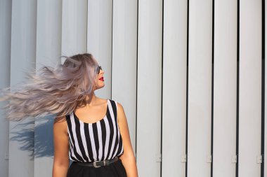 Deklanşöre yakın poz fluttering saç ile Pretty sarışın model