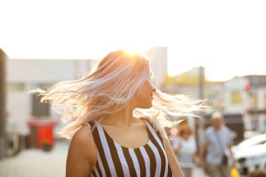 Akşam ile poz çırpınan saç ile Çekici sarışın model