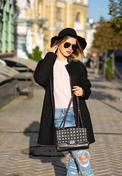 Street shot of elegant girl wearing hat and glasses, enjoying wa — Stock Photo, Image