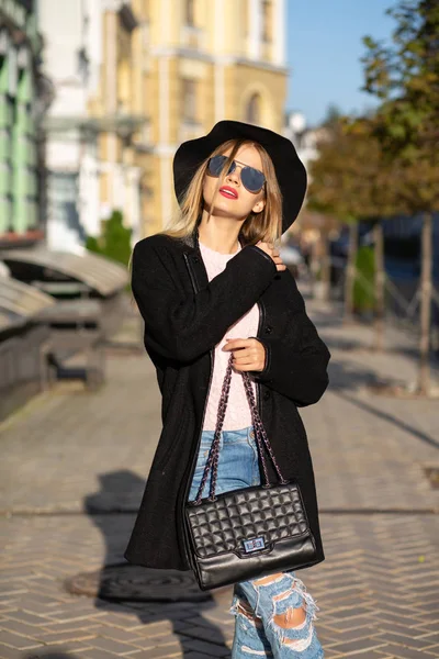 Street shot de fille à la mode portant chapeau et lunettes, jouir — Photo