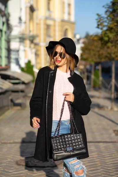 帽子とジーンズを着てかわいいブロンドの女性の屋外ショット、楽しむ — ストック写真