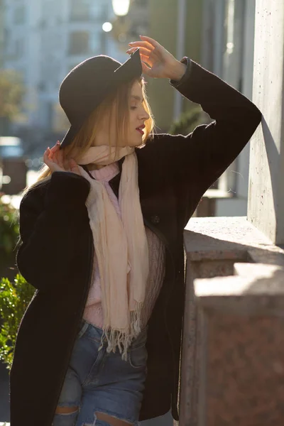 Rua tiro de menina sensual vestindo chapéu e cachecol, desfrutando quente — Fotografia de Stock