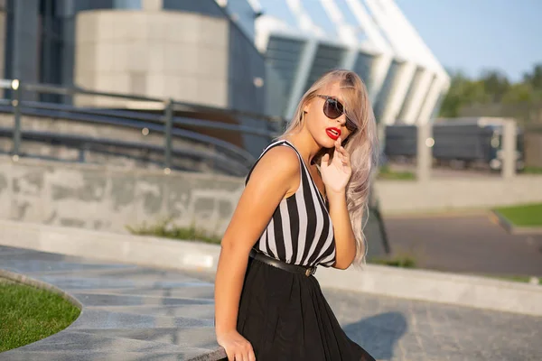 Chica rubia de moda con gafas y vestido elegante posando — Foto de Stock