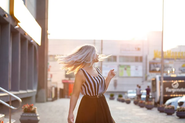 Mulher loira romântica com cabelo fluttering posando com noite l — Fotografia de Stock