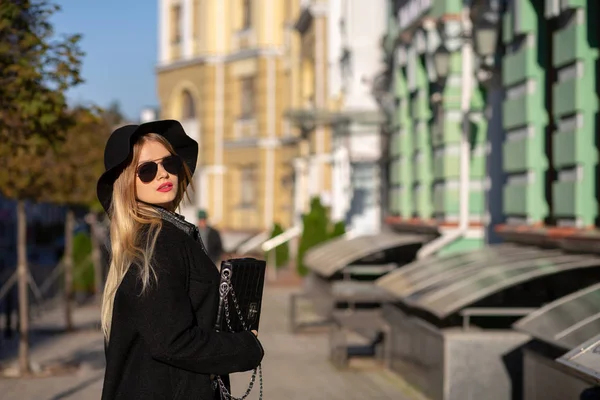 Foto de moda al aire libre de chica rubia encantadora con sombrero y sungl —  Fotos de Stock