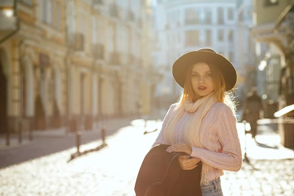 Концепция уличной моды: красивая молодая женщина в шляпе и поту — стоковое фото