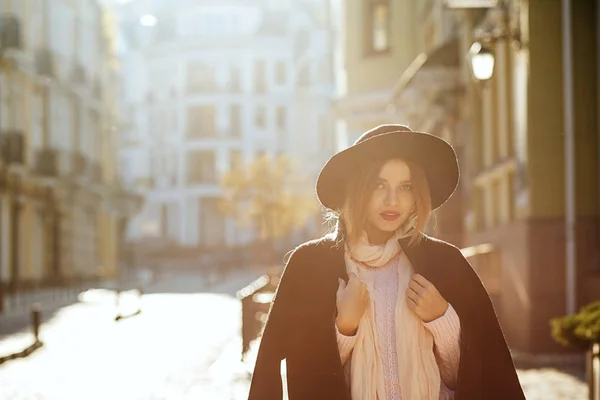 Conceito de moda de rua: linda modelo loira vestindo chapéu e co — Fotografia de Stock