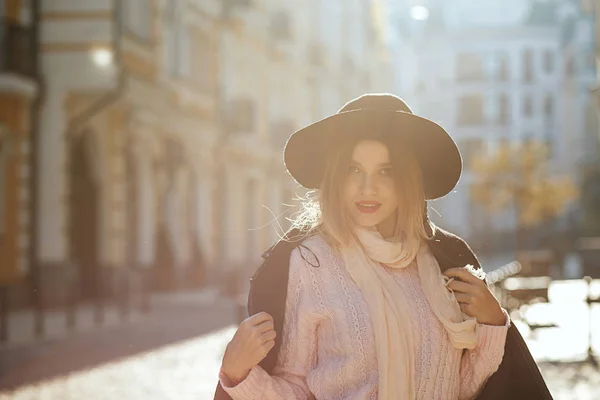 Gros portrait de jolie fille blonde portant chapeau et manteau — Photo