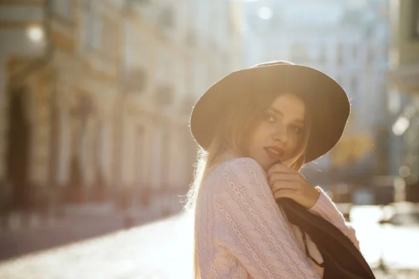 Şapka ve kazak giyen sevimli sarışın kız Closeup portre — Stok fotoğraf