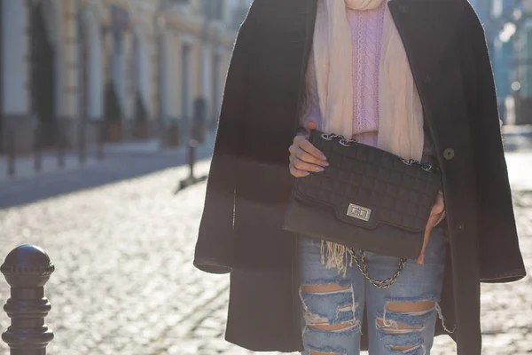Гарненька леді в стильному пальто, стиглі джинси і светр тримати — стокове фото