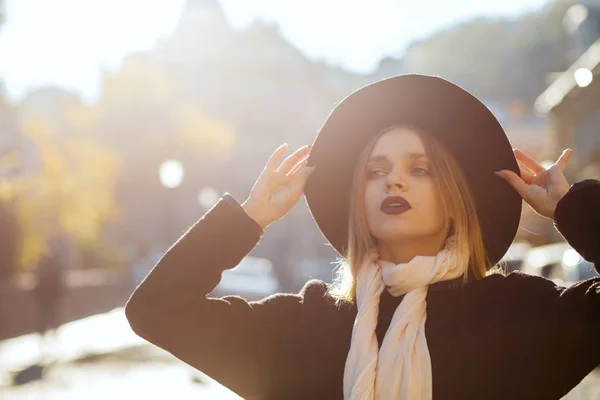 Closeup portrait of stylish blonde girl walks down the street in — Stock Photo, Image