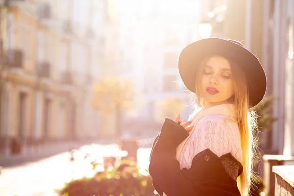 Wspaniała blondynka modelka w swetrze i kapeluszu pozująca na stare — Zdjęcie stockowe