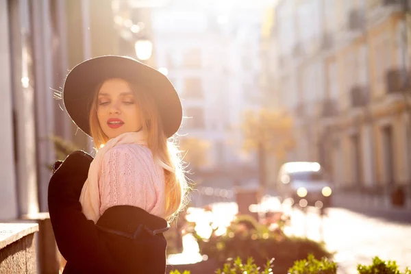 Magnificent blonde woman wearing sweater and hat posing at the o — Stock Photo, Image