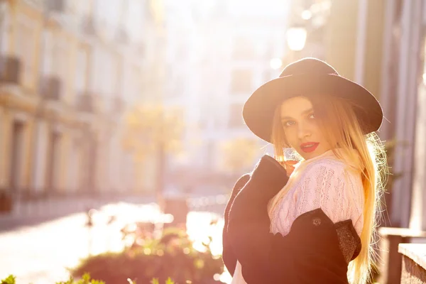 Niesamowita blondynka ubrana w sweter i kapelusz pozowanie w starym s — Zdjęcie stockowe