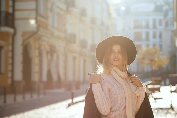 帽子とセーターを着て素晴らしいブロンドの女性のクローズアップ肖像画 — ストック写真