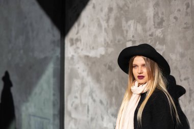 Golde ile poz şapka güzel sarışın kadının Closeup portre