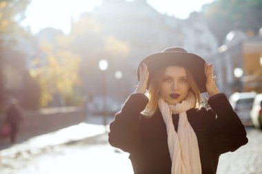 Sokakta poz moda sarışın bayan Kentsel portre w