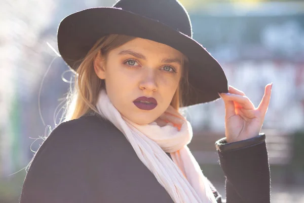 Closeup retrato de modelo loira magnífica em chapéu posando com — Fotografia de Stock