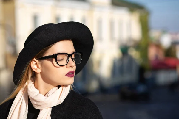 Closeup tiro de mulher loira macia usando óculos e chapéu posi — Fotografia de Stock