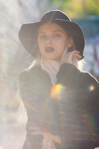 Closeup portré csodálatos szőke nő kalap pózol a go — Stock Fotó