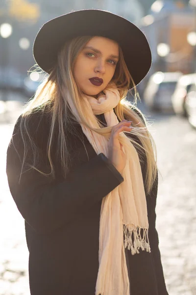 Retrato de rua de senhora loira elegante usando chapéu e casaco andar — Fotografia de Stock