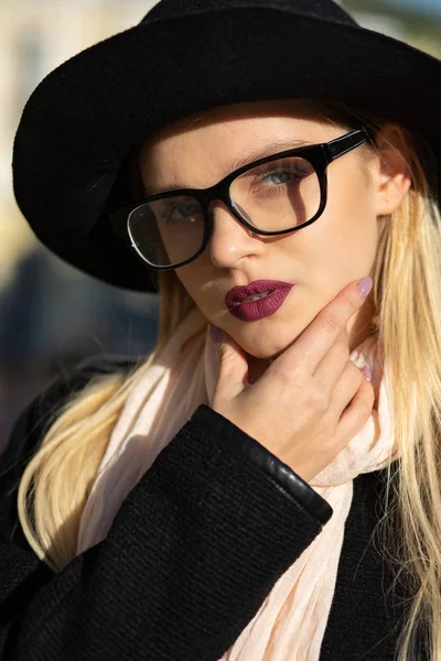 Крупним планом знімок приголомшливої блондинки в окулярах позує в — стокове фото