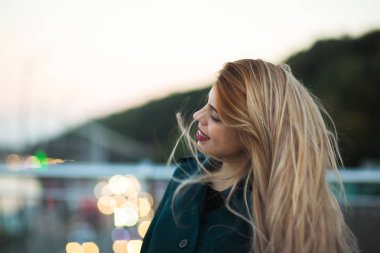 Kırmızı dudakları saç rüzgar ile poz pozitif genç model. Spa