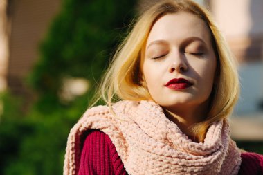 R poz pembe eşarp giyen kırmızı dudaklı Ihale sarışın model