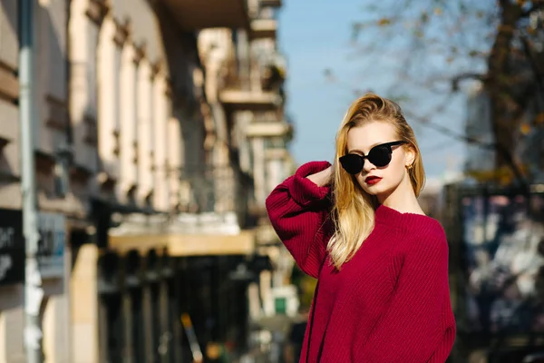 Güneş ışığıyla poz veren kazak giyen zarif kız. Boş alan