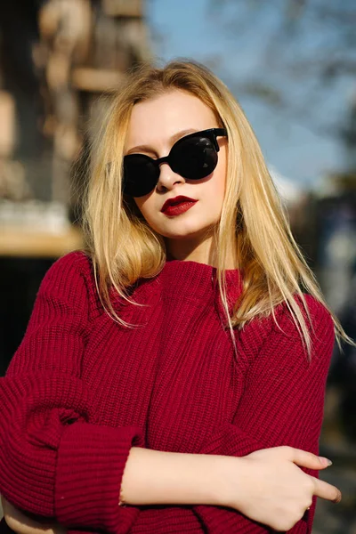 Ελκυστικό κορίτσι φορώντας κόκκινο υπερμέγεθος πλεκτό πουλόβερ και sunglas — Φωτογραφία Αρχείου