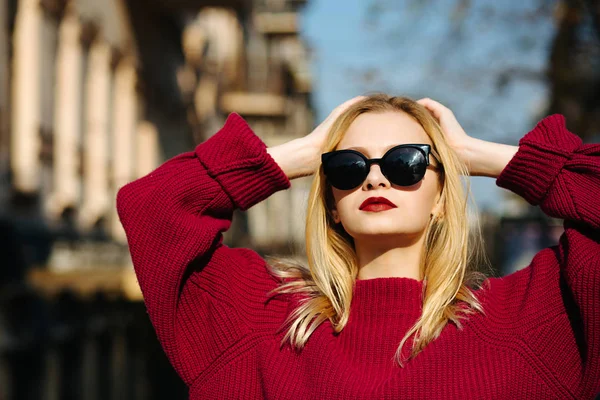 Schöne Frau im Pullover posiert mit Sonnenlicht. Leere Räume — Stockfoto
