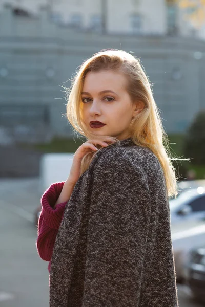 Чудова блондинка модель в пальто і светр, позує з s — стокове фото