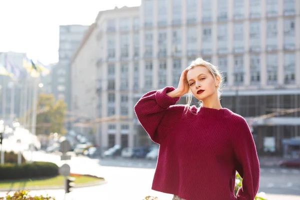 Gloriosa jovem mulher vestindo camisola de malha, posando na cidade — Fotografia de Stock