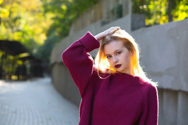 Ładna Blondynka model z czerwonymi ustami stwarzających w parku z miękkimi s — Zdjęcie stockowe