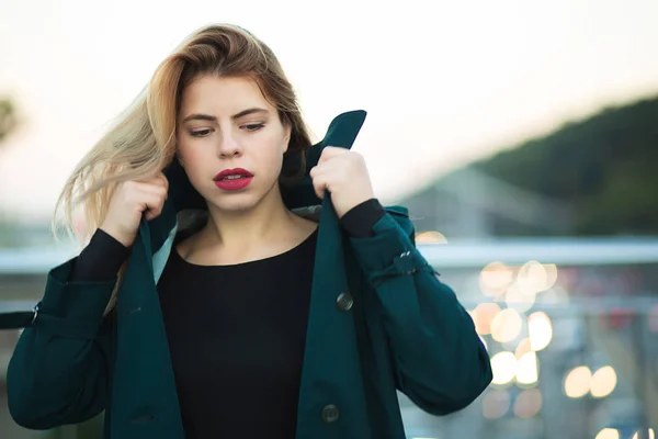 Pretty young woman wearing green coat posing at the bridge with — Stock Photo, Image