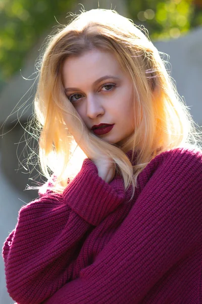 Hermosa mujer rubia con labios rojos posando en el parque con suave —  Fotos de Stock