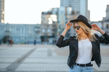 Şapka giyen güzel sarışın bir kadının açık moda portre