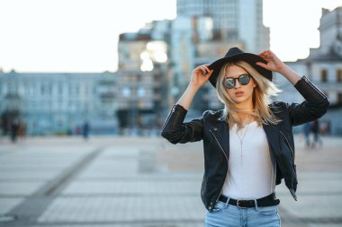 Şapka giyen güzel sarışın bir kadının açık moda portresi